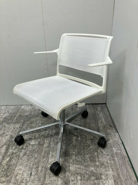 三重県にて Wilkhahn（ウィルクハーン） 肘付エーラインチェア  を買取致しました。