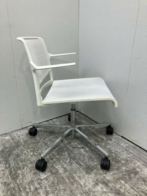 静岡県にて Wilkhahn（ウィルクハーン） 肘付エーラインチェア  を買取致しました。