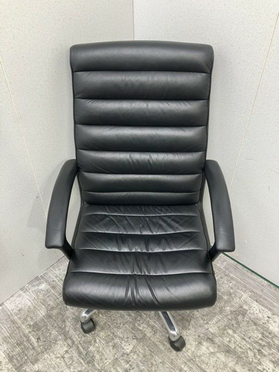 静岡県にて イトーキ 固定肘付マネージメントチェア  を買取致しました。