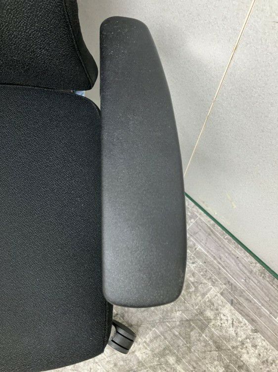 三重県にて オカムラ 固定肘付デュークチェア  を買取致しました。