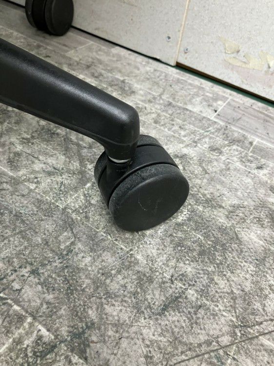 三重県にて コクヨ 固定肘付ウィザード3チェア を買取致しました。