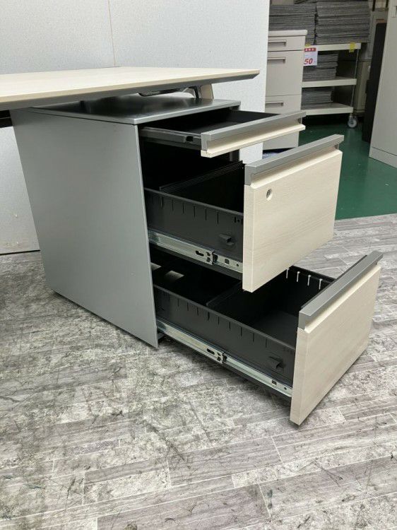 愛知県にて オカムラ 1400平デスク+ワゴンセット  を買取致しました。