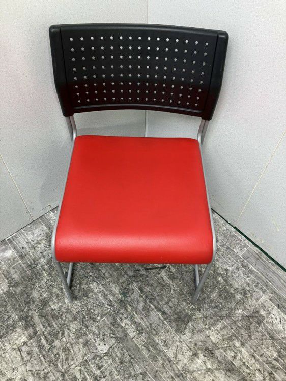 愛知県にて アイリスチトセ スタッキングチェア を買取致しました。