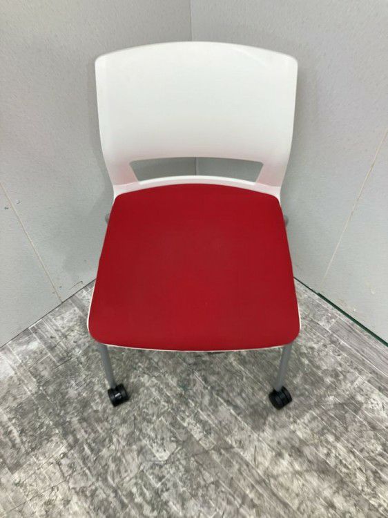 静岡県にて コクヨ 160シリーズスタッキングチェア  を買取致しました。