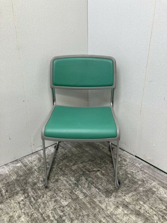 岐阜県にて コクヨ スタッキングチェア  を買取致しました。