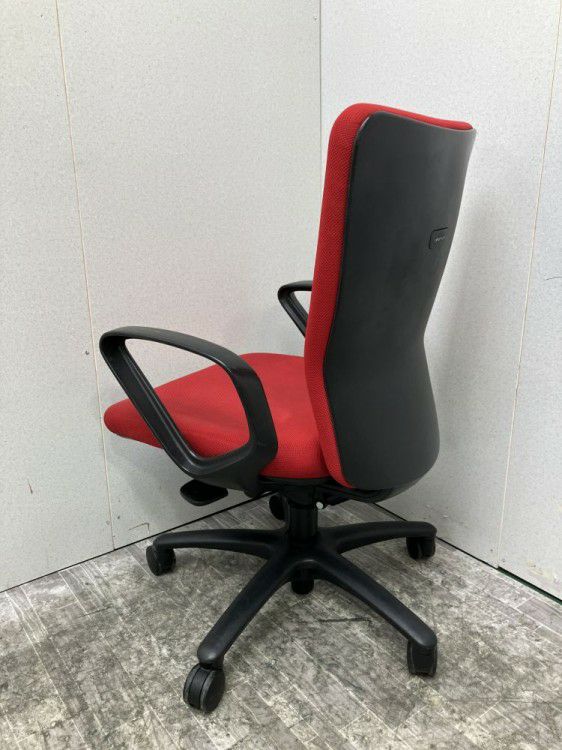 三重県にて オカムラ 固定肘付カロッツァチェア  を買取致しました。