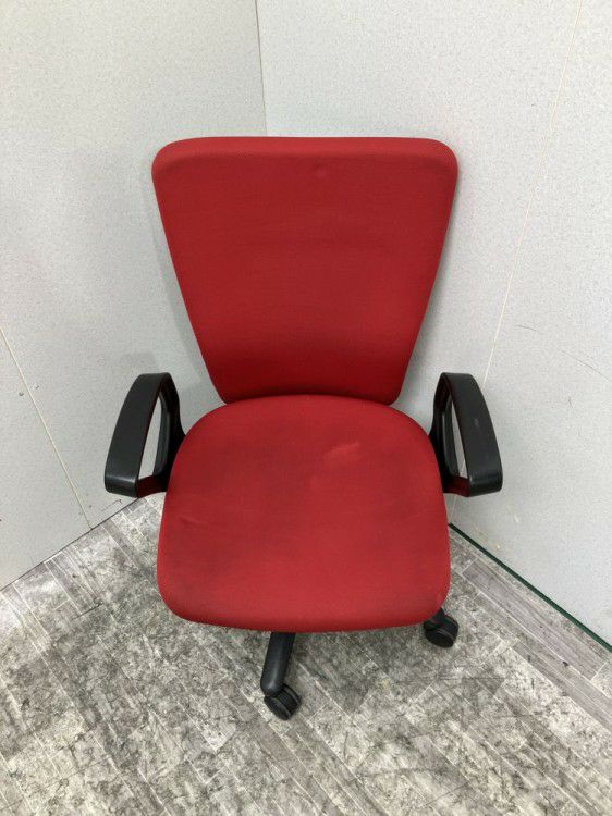 三重県にて オカムラ 固定肘付カロッツァチェア  を買取致しました。