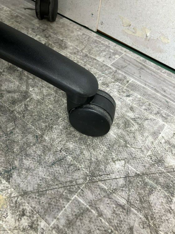 三重県にて オカムラ 固定肘付カロッツァチェア  を買取致しました。