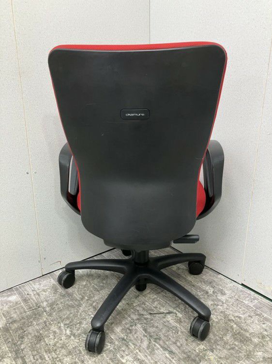 三重県にて オカムラ 固定肘付カロッツァチェア  を買取致しました。