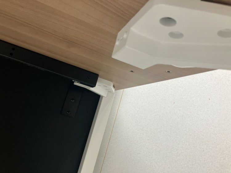 三重県にて コクヨ デスクパネル付1400平デスク+ワゴンセット  を買取致しました。