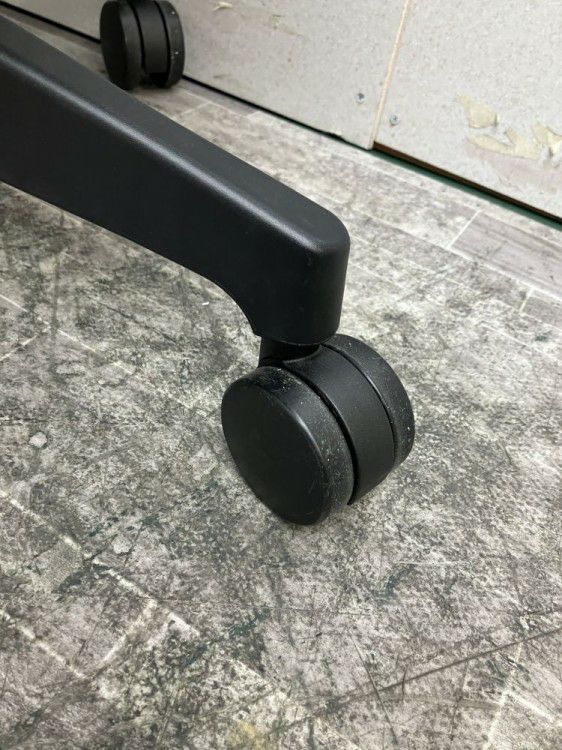 静岡県にて イトーキ 固定肘付ノートチェア  を買取致しました。