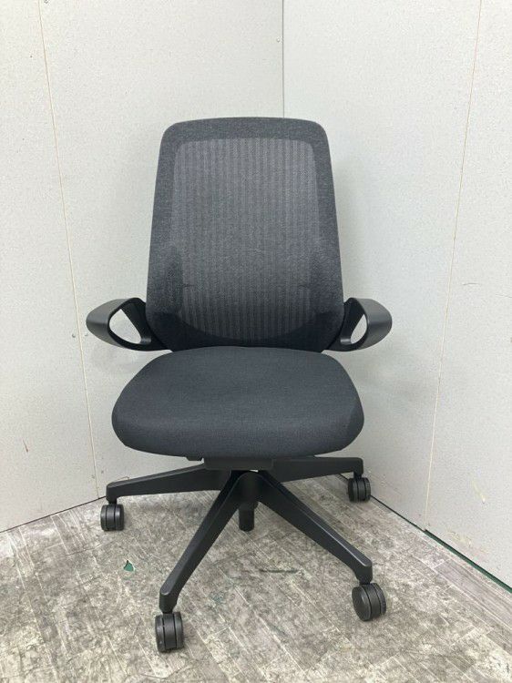 静岡県にて イトーキ 固定肘付ノートチェア  を買取致しました。