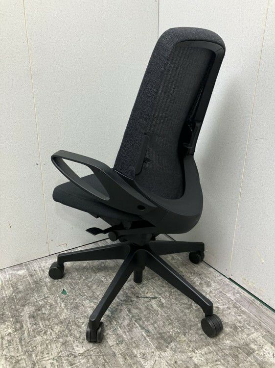 静岡県にて イトーキ 固定肘付ノートチェア  を買取致しました。