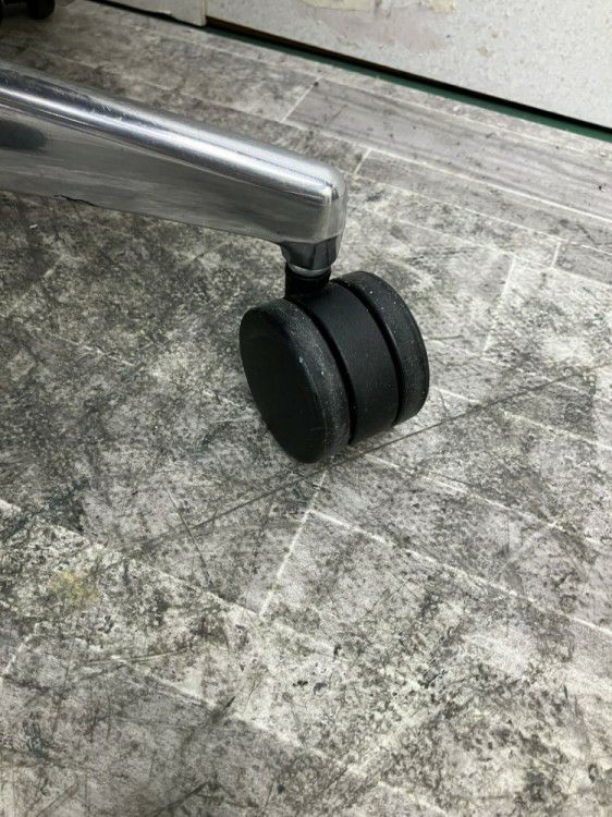 三重県にて コクヨ 可動肘付ベゼルチェア  を買取致しました。