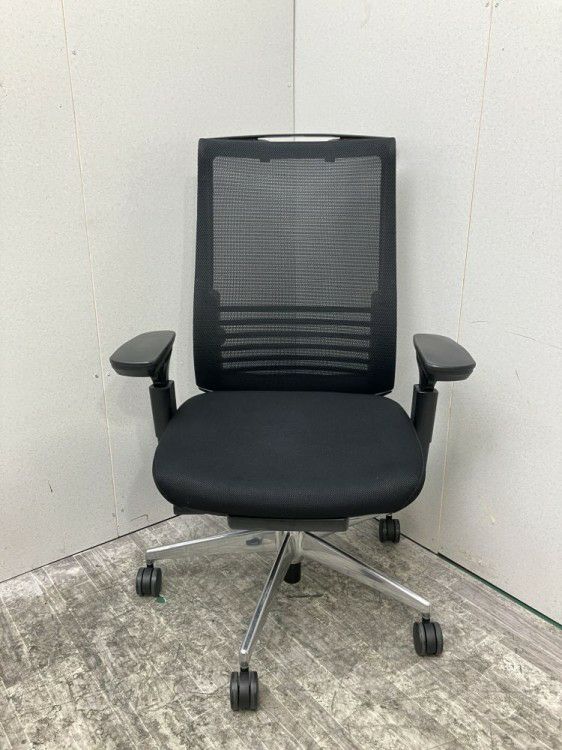 三重県にて コクヨ 可動肘付ベゼルチェア  を買取致しました。