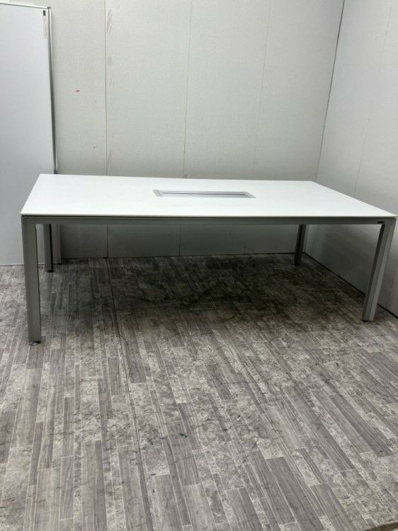 愛知県にて オカムラ 2100ミーティングテーブル  を買取致しました。