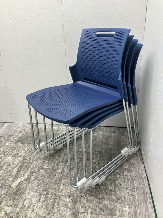 三重県にて オカムラ スタッキングチェア  を買取致しました。