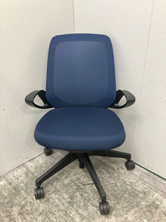 静岡県にて イトーキ 固定肘付ノートチェア  を買取致しました。