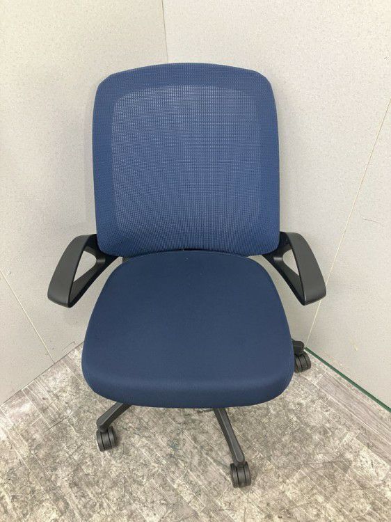 静岡県にて イトーキ 固定肘付ノートチェア  を買取致しました。