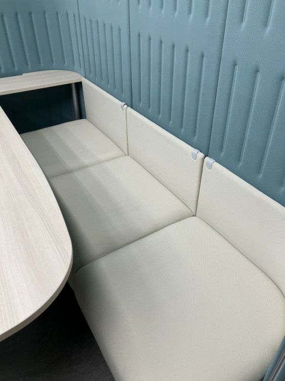 愛知県にて オカムラ ミーティングブースセット  を買取致しました。