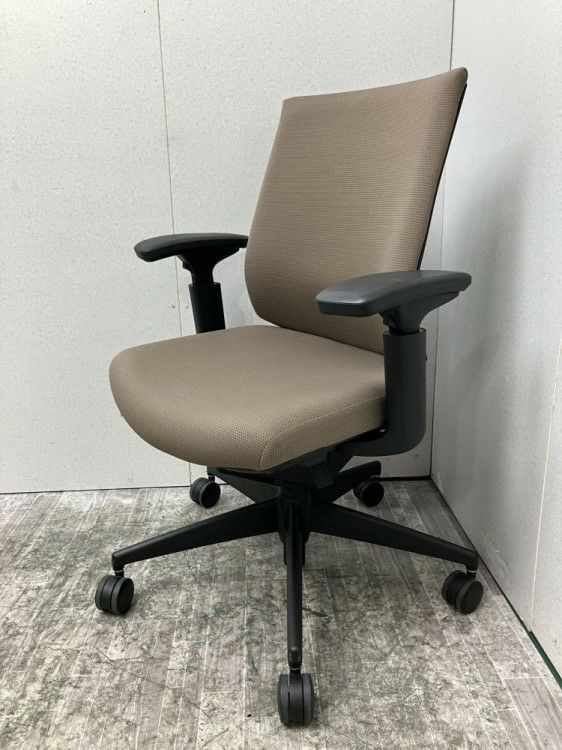 愛知県にて コクヨ 可動肘付ウィザード3チェア  を買取致しました。