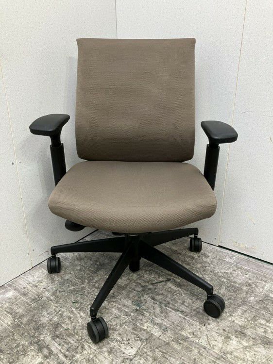 愛知県にて コクヨ 可動肘付ウィザード3チェア  を買取致しました。