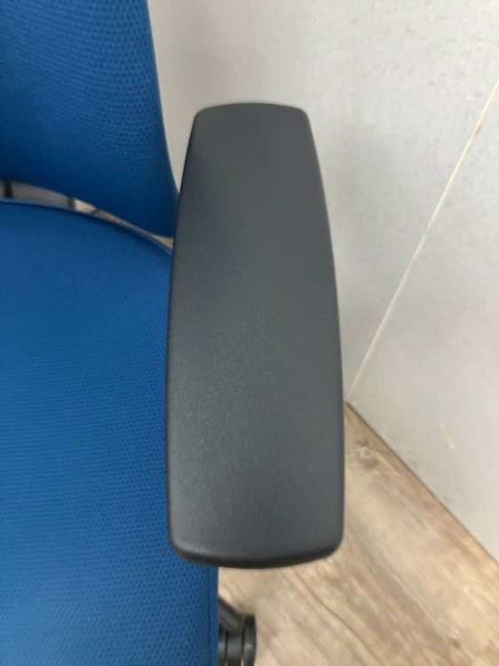 静岡県にて コクヨ 固定肘付ウィザード４チェア  を買取致しました。