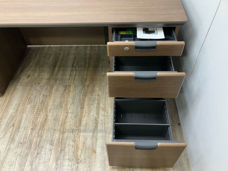 三重県にて オカムラ 1800両袖デスク  を買取致しました。