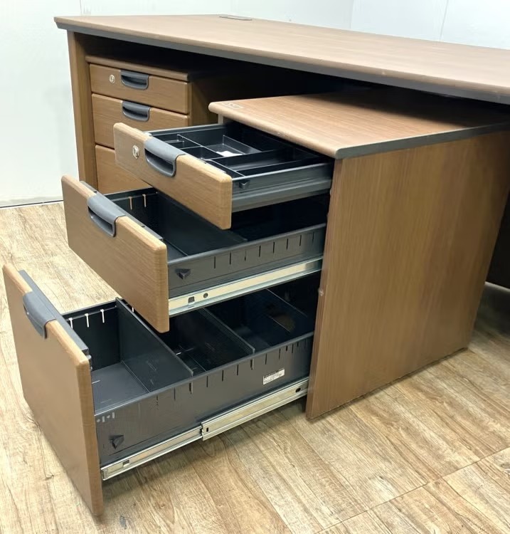 愛知県にて オカムラ 1600平デスク+ワゴン3点セット を買取致しました。