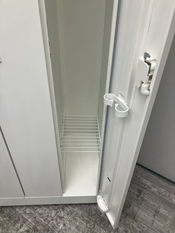 静岡県にて オカムラ 4人用ロッカー を買取致しました。